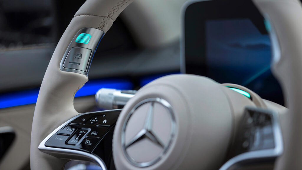 Mercedes bouton drive pilot de conduite autonome // Source : Mercedes Benz