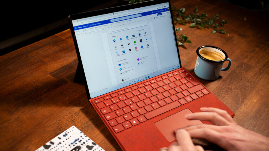 Un simple clavier transforme la Microsoft Surface Pro 8 en PC portable // Source : Johana Hallmann pour humanoid xp
