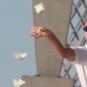 Leonardo Di Caprio jette de l'argent par les fenêtres (enfin par la non-fenêtre)