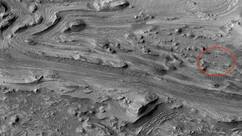 Non, il n’y a pas d’OVNI écrasé sur Mars sur une photo de la Nasa