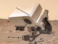 Perseverance observant une roche sur Mars. // Source : NASA/JPL-Caltech/Thomas Appéré (photo recadrée)