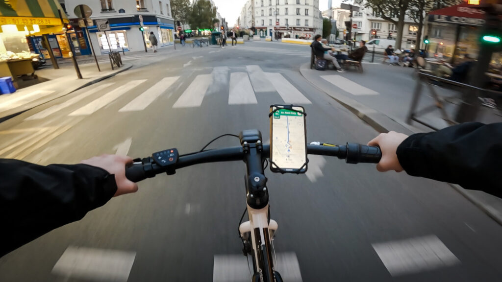 Malgré les vélos électriques, il est difficile de respecter le temps imparti // Source : Louise Audry pour Numerama