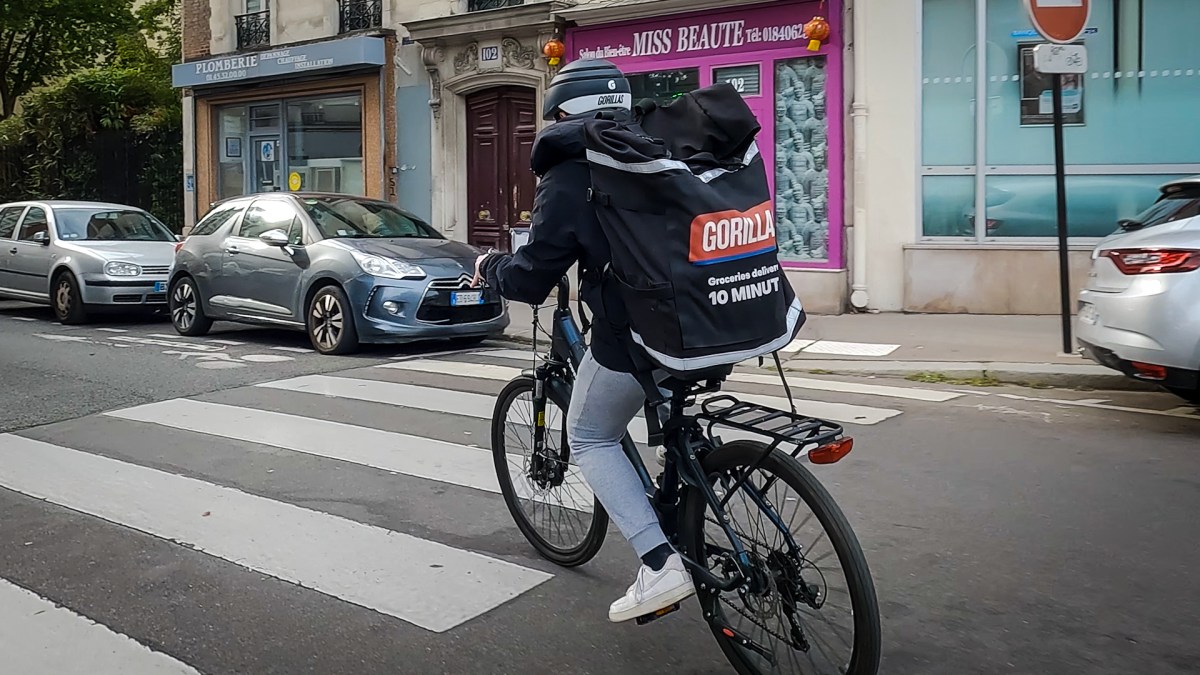 Les sacs de livraisons utilisés par Gorillas sont énormes, et souvent très lourds // Source : Louise Audry pour Numerama