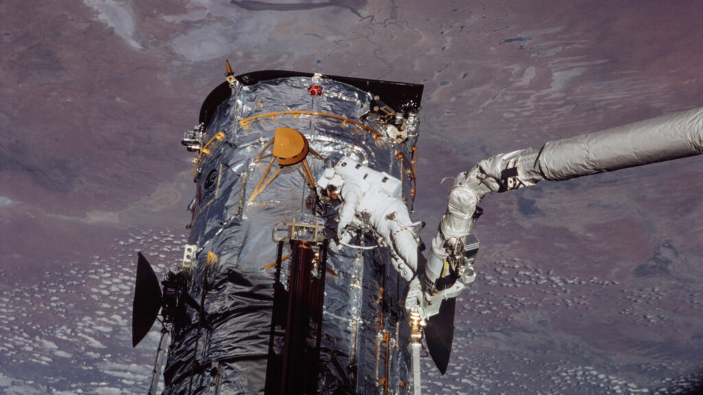 Hubble pendant une mission de maintenance en 2002. // Source : Flickr/CC/Nasa Goddard Space Flight Center (photo recadrée)