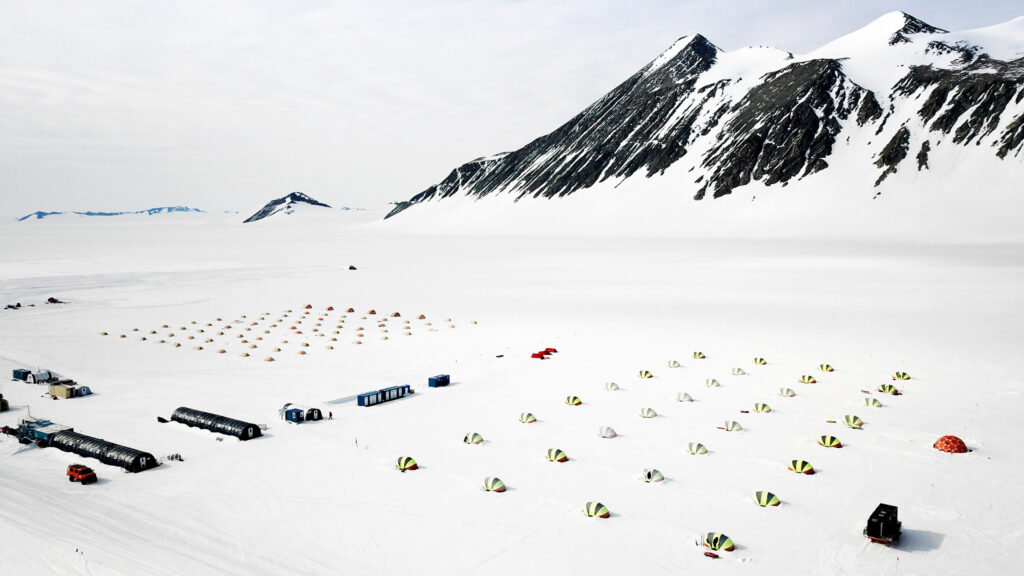 Union Glacier, Antarctique. // Source : Flickr/CC/Christopher Michel (photo recadrée)