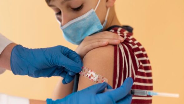 Le vaccin des enfants de 5-11 ans se fait avec une dose plus faible. // Source : Freepik