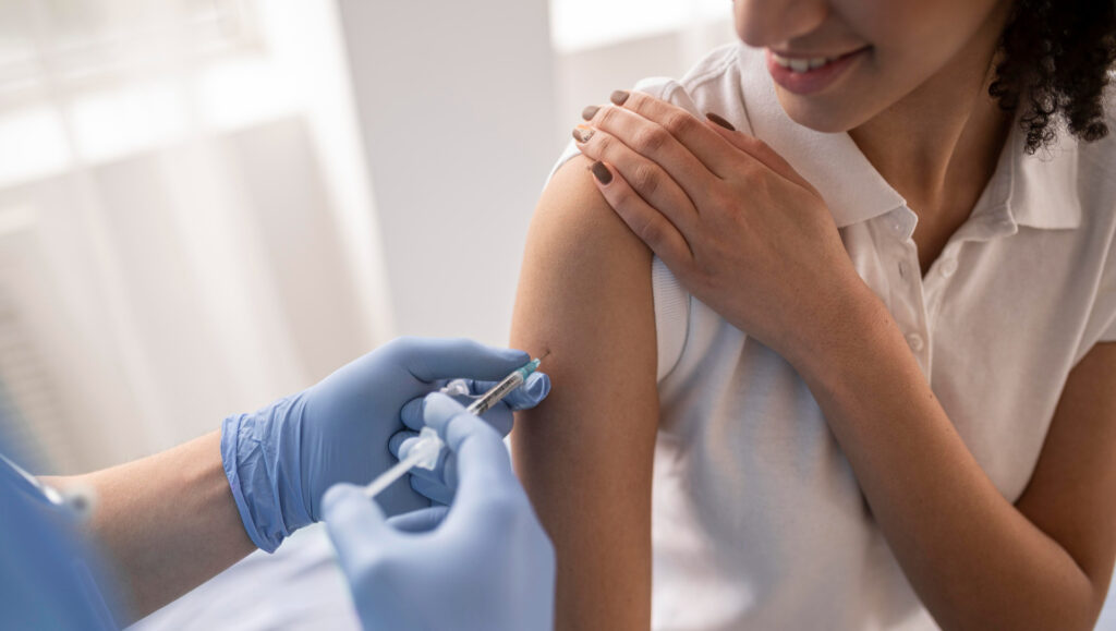 Une femme se fait vacciner // Source : freepik