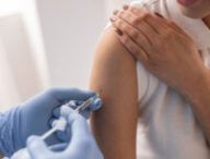 Une femme se fait vacciner // Source : freepik