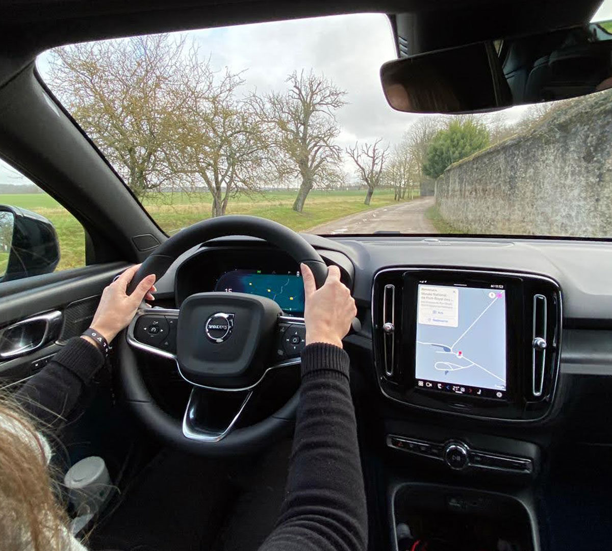 Au volant du Volvo C40 // Source : Raphaelle Baut pour Numerama