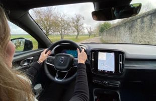 Au volant du Volvo C40 // Source : Raphaelle Baut pour Numerama