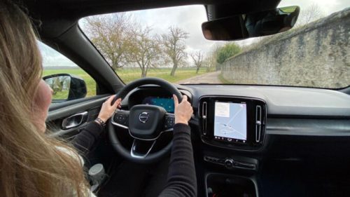 Au volant du Volvo C40 // Source : Raphaelle Baut pour Numerama