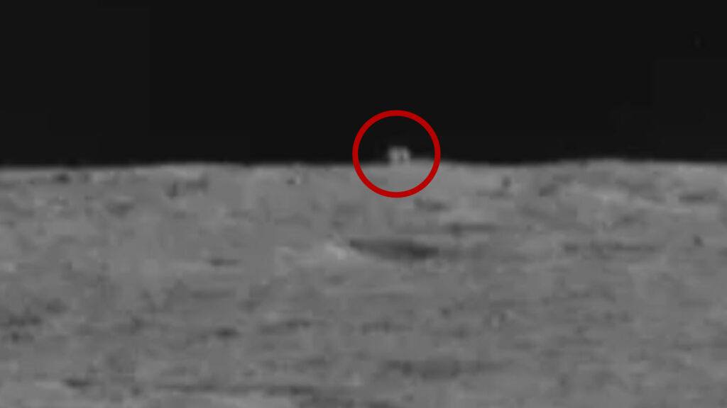 Zoom sur la forme cubique repérée par Yutu-2 sur la Lune. // Source : CNSA/Our Space, via Twitter @AJ_FI