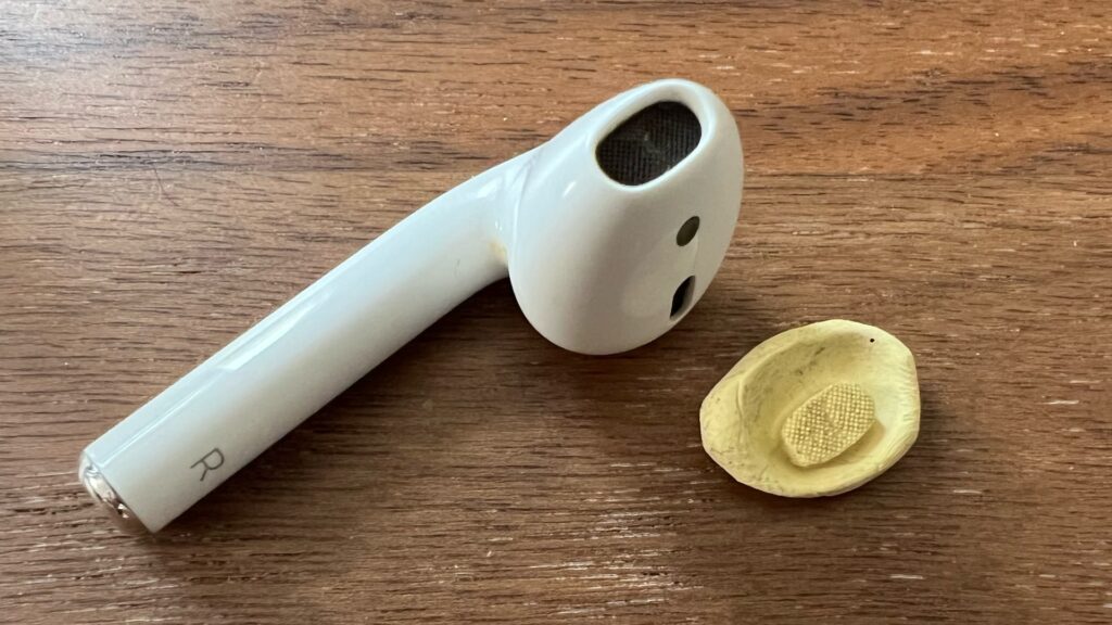 How to properly clean your headphones (AirPods, Buds…)