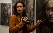 Dina Shihabi (Melody Pendras) dans Archive 81 // Source : Netflix Dina Shihabi (Melody Pendras) dans Archive 81 // Source : Netflix