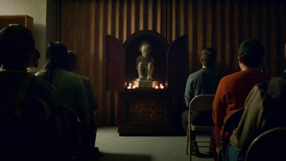 Secte occulte, magie noire, chants étranges... Bienvenue dans l'accueillante Archive 81 ! // Source : Netflix