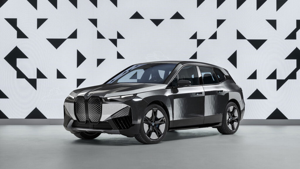 BMW veranstaltet mit dem iX eine Show, die selbst die Farbe wechselt