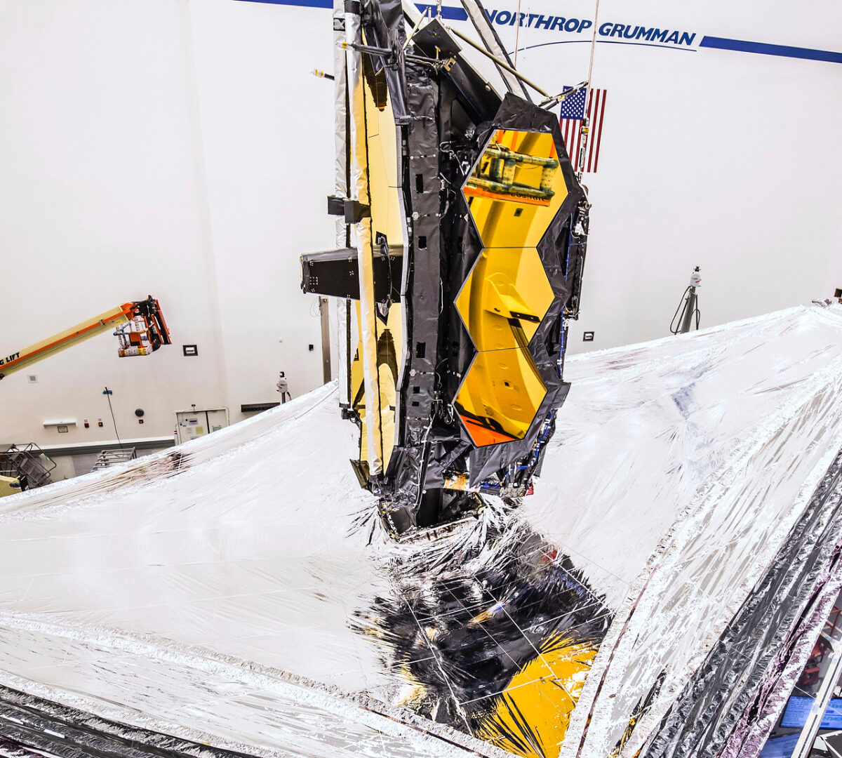 Le JWST en 2019, pendant un test de déploiement du bouclier. // Source : NASA/Chris Gunn via Flickr (photo recadrée)