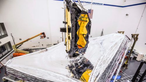 Le JWST en 2019, pendant un test de déploiement du bouclier. // Source : NASA/Chris Gunn via Flickr (photo recadrée)