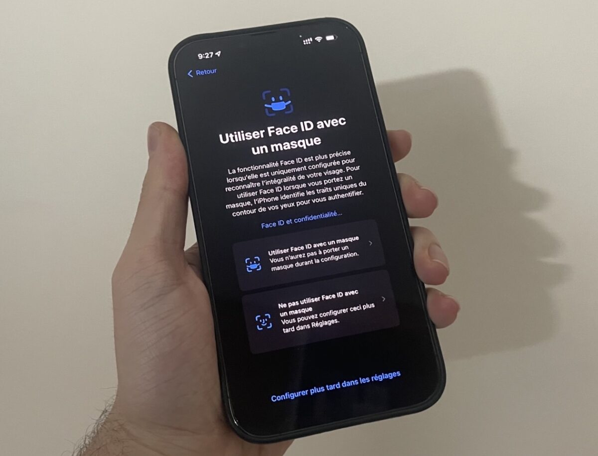 iOS 15.4 permet de déverrouiller son iPhone avec un masque. // Source : Numerama