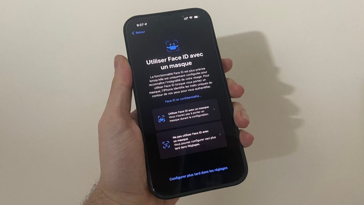 iOS 15.4 permet de déverrouiller son iPhone avec un masque. // Source : Numerama