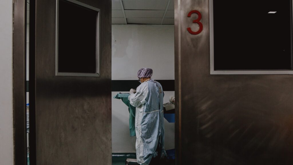 hospital, during an outbreak.  // Source: Unsplash / SJ Objio
