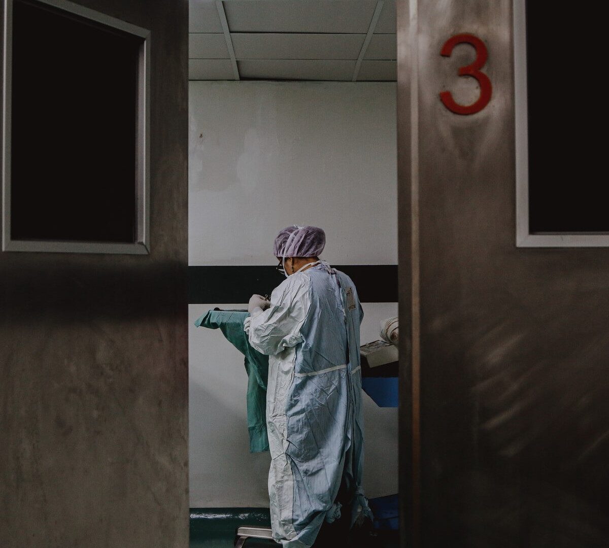 Un hôpital, pendant le covid. // Source : Unsplash/SJ Objio