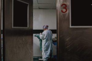 Un hôpital, pendant le covid. // Source : Unsplash/SJ Objio