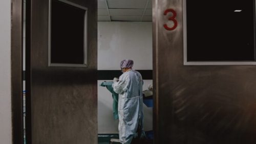 Un hôpital, pendant le covid. // Source : Unsplash/SJ Objio