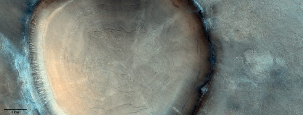 Photographie du cratère martien qui ressemble à s'y méprendre à la souche d'un arbre. // Source : Agence spatiale européenne / Exomars