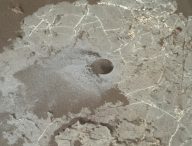 Trou fait par Curiosity pendant sa collecte d'échantillons dans le cratère de Gale. // Source : Credits: NASA/Caltech-JPL/MSSS.
