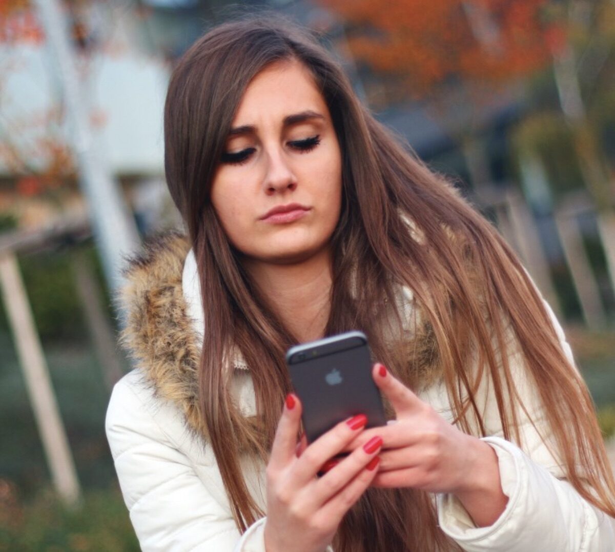 Une femme sur un smartphone (une légende peu originale mais factuelle) // Source : Pxher