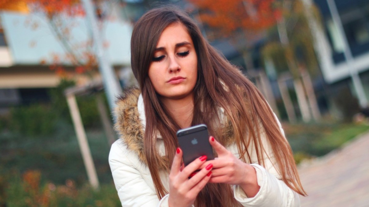 Une femme sur un smartphone (une légende peu originale mais factuelle) // Source : Pxher