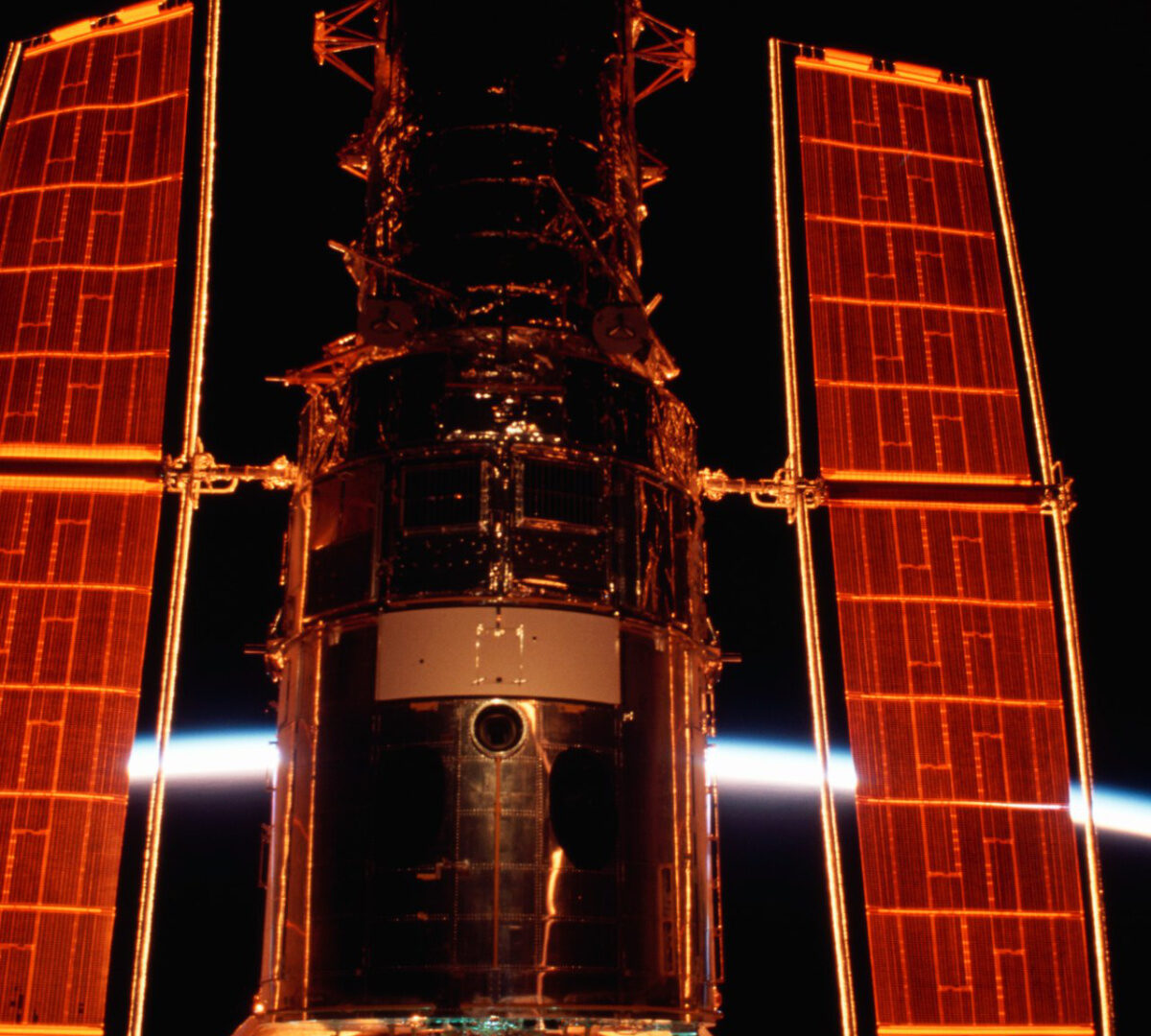 Hubble pendant une mission de maintenance en mars 2002. // Source : Nasa via Flickr (photo recadrée)