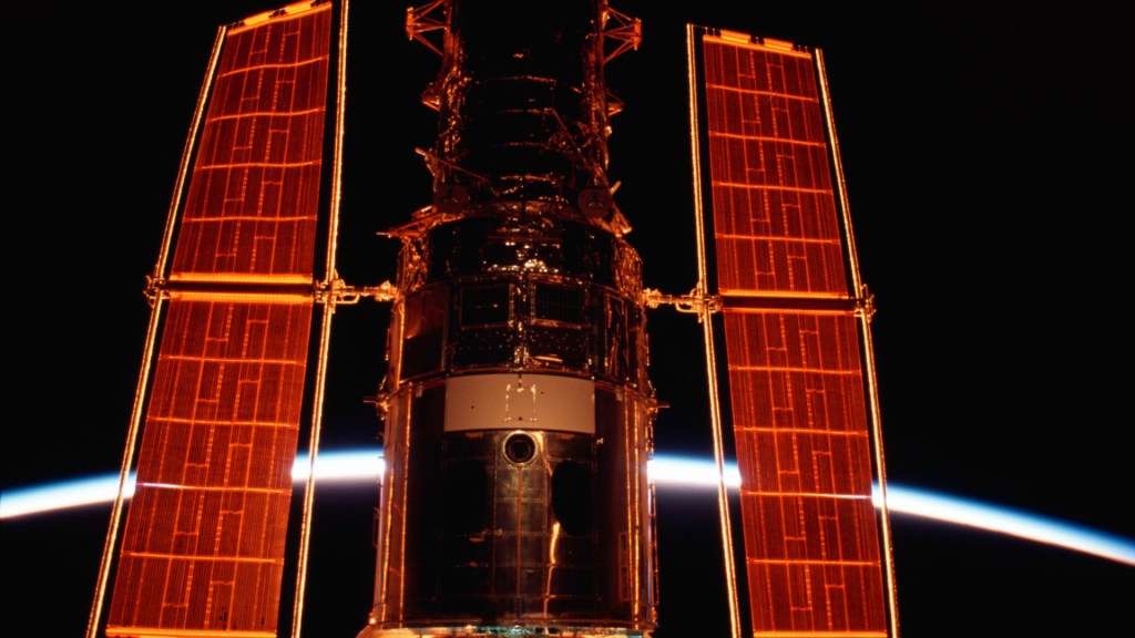 Hubble pendant une mission de maintenance en mars 2002. // Source : Nasa via Flickr (photo recadrée)