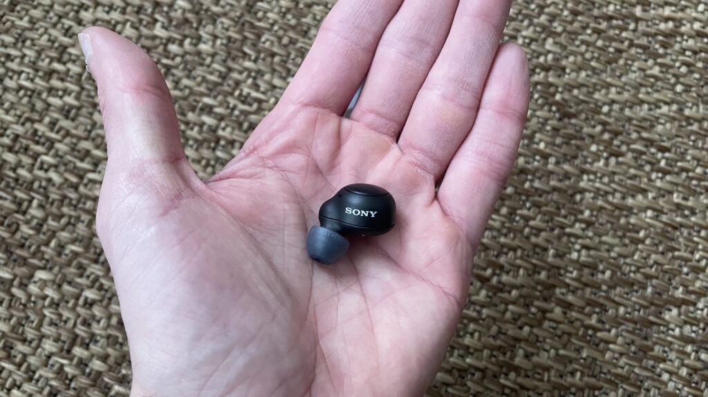 Les écouteurs WF-C500 de Sony sont petits