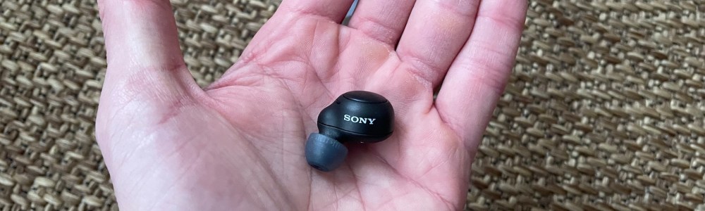 Les écouteurs WF-C500 de Sony sont petits // Source : Maxime Claudel pour Numerama