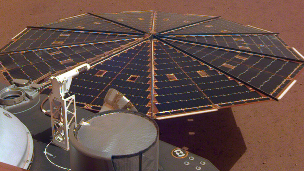 L'un des panneaux solaires d'InSight en 2018, pas encore couvert de poussière. // Source : NASA/JPL Caltech/, 2018 (photo recadrée)