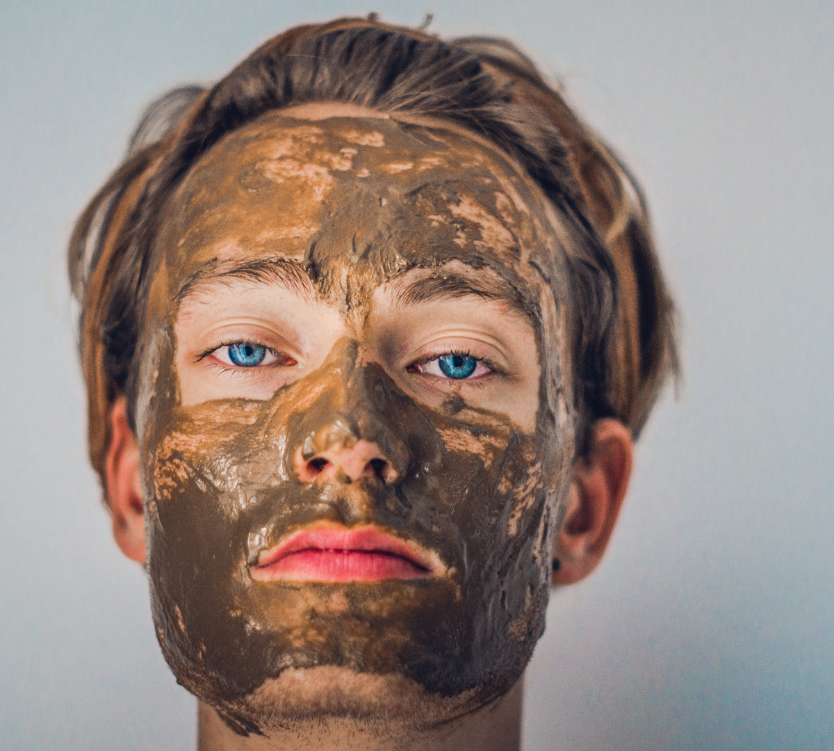 Un homme avec un masque de boue // Source : Isabell Winter / Unsplash