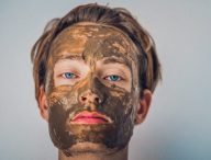 Un homme avec un masque de boue // Source : Isabell Winter / Unsplash
