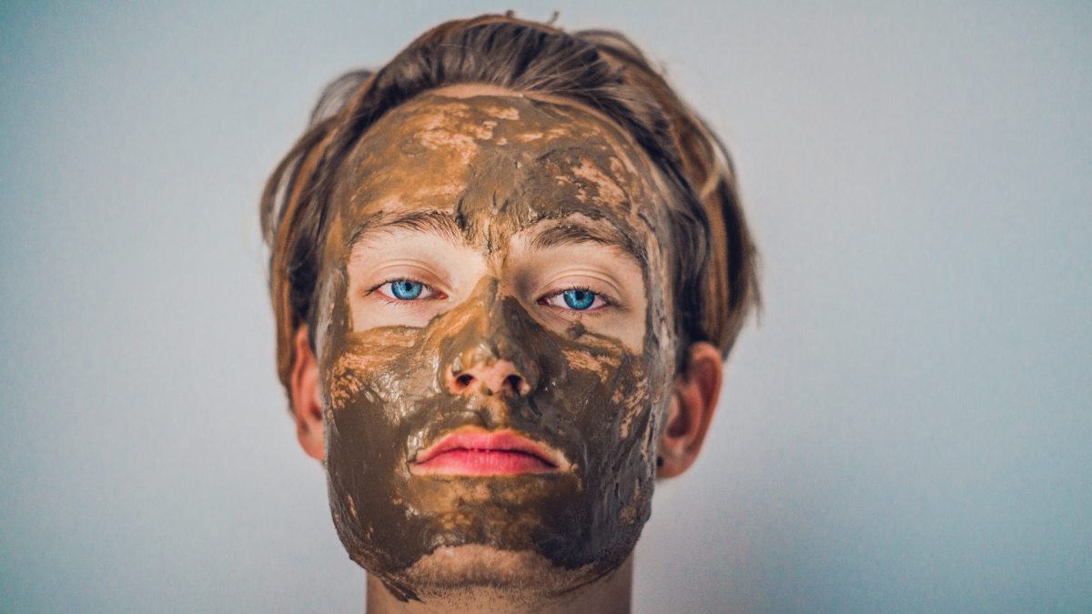 Un homme avec un masque de boue // Source : Isabell Winter / Unsplash