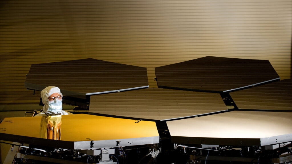 Inspection du premier segment doré, en 2010. // Source : NASA/MSFC/David Higginbotham (photo recadrée)
