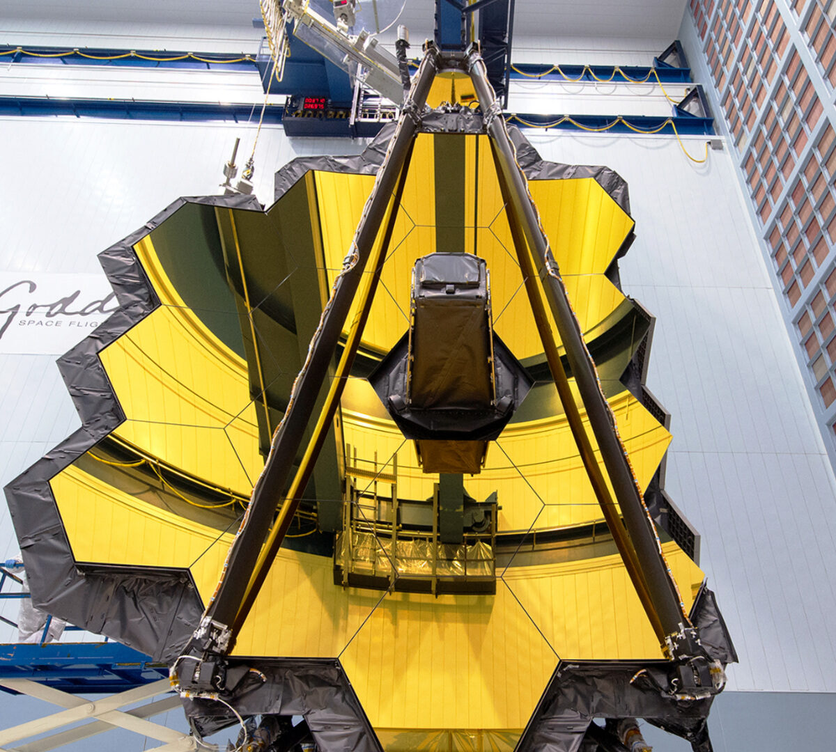 15 des 18 segments du miroir du JWST. // Source : NASA/Desiree Stover (photo recadrée)