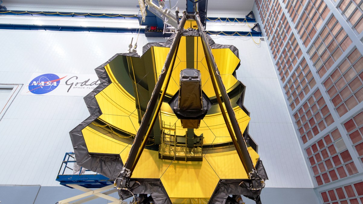 15 des 18 segments du miroir du JWST. // Source : NASA/Desiree Stover (photo recadrée)