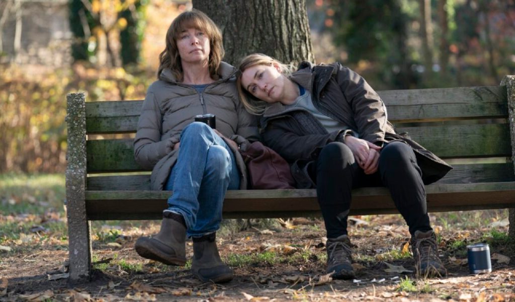 Julianne Nicholson et Kate Winslet forment un magnifique duo de femmes au bord de l'implosion // Source : Sarah Shatz/HBO Julianne Nicholson et Kate Winslet forment un magnifique duo de femmes au bord de l'implosion // Source : Sarah Shatz/HBO