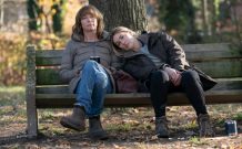 Julianne Nicholson et Kate Winslet forment un magnifique duo de femmes au bord de l'implosion // Source : Sarah Shatz/HBO Julianne Nicholson et Kate Winslet forment un magnifique duo de femmes au bord de l'implosion // Source : Sarah Shatz/HBO