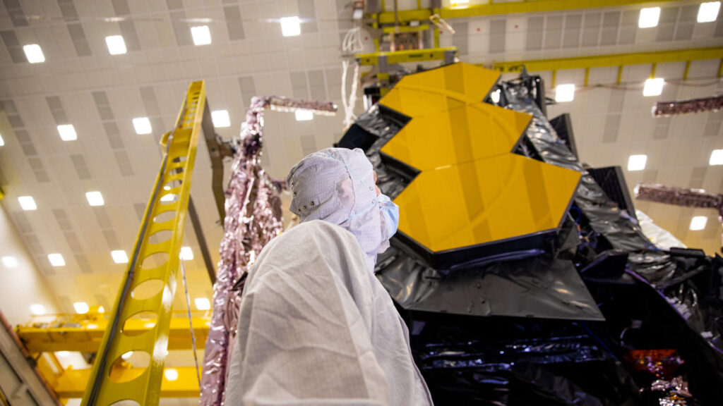 Le JWST, en position rangée. // Source : Northrop Grumman via Flickr (photo recadrée) Le JWST, en position rangée. // Source : Northrop Grumman via Flickr (photo recadrée)