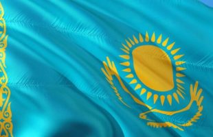 Le drapeau du Kazakhstan // Source : Jorono / Pixabay Le drapeau du Kazakhstan // Source : Jorono / Pixabay