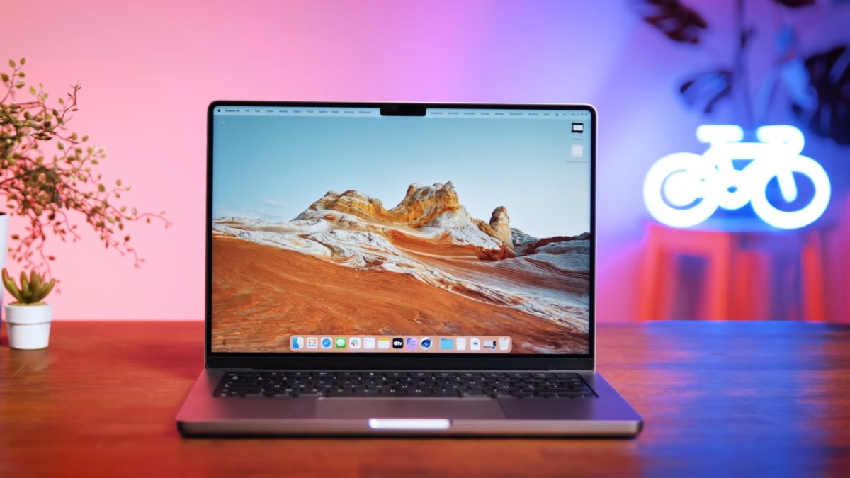 Le MacBook Pro M1 Pro, format 14 pouces.  // Source : Numerama