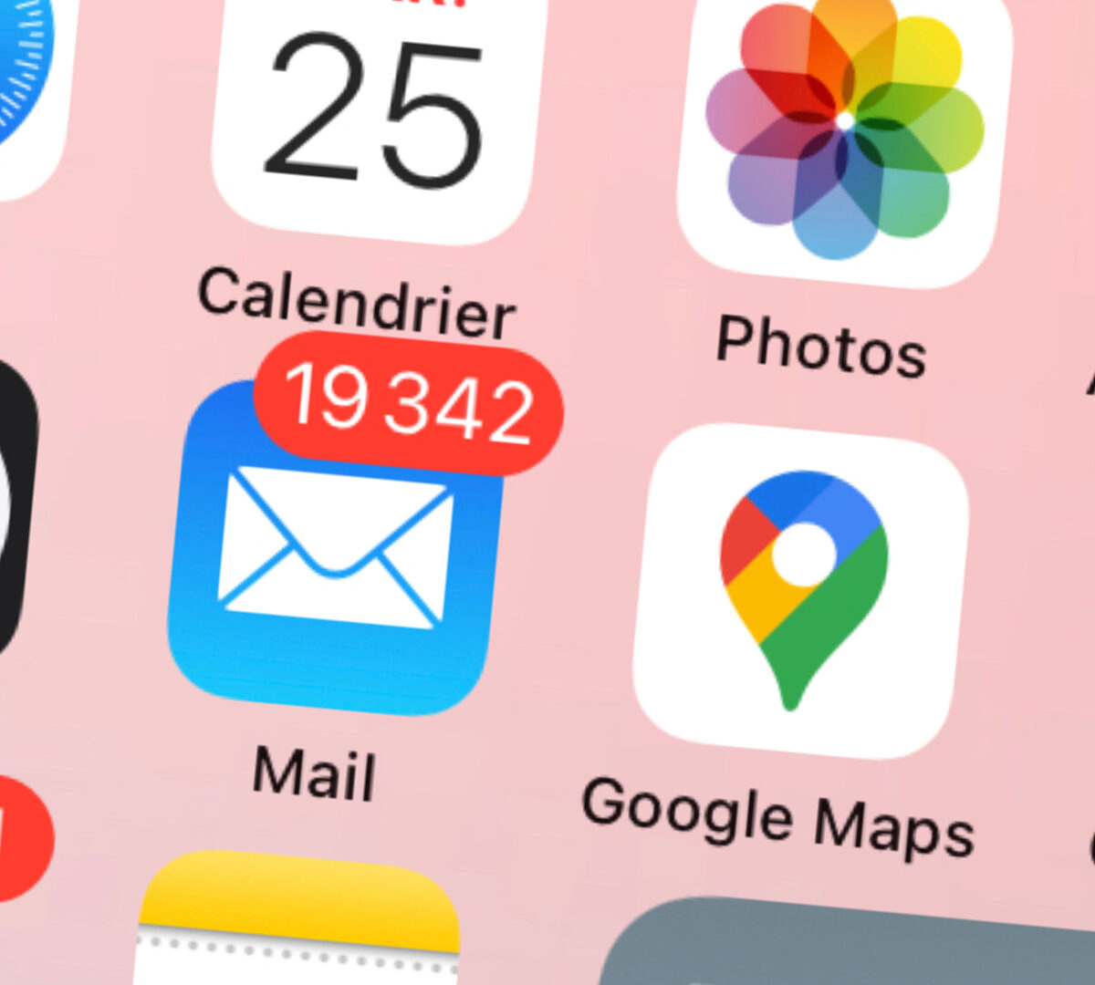 Beaucoup de mails non lus sur un iPhone. // Source : Capture d'écran Numerama