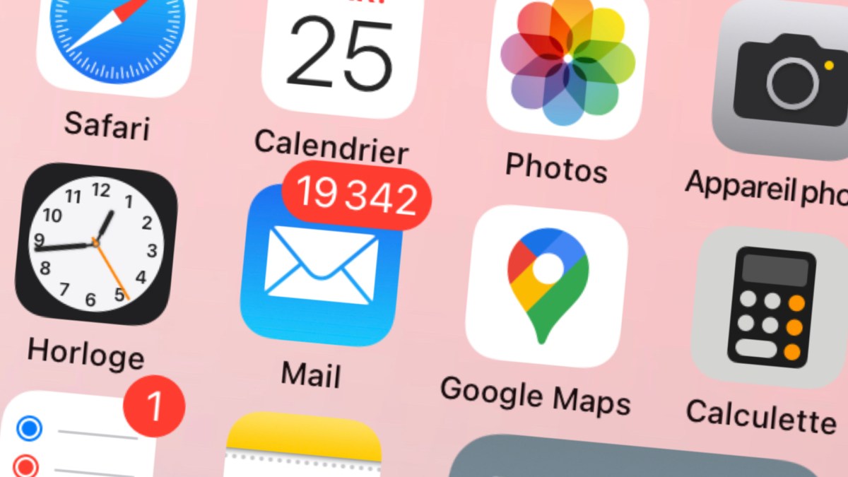 Beaucoup de mails non lus sur un iPhone. // Source : Capture d'écran Numerama